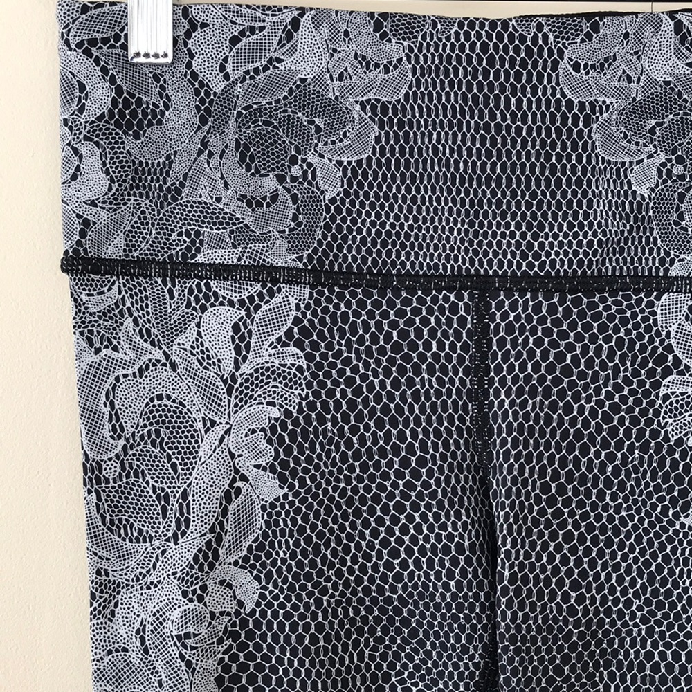 Lululemon high rise leggings size 6 - Picture 2 of 6